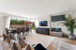 Fernseher, Kamin, Tischtennisplatte