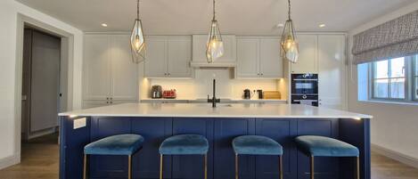 Microondas, horno, placa de cocina, lavavajillas