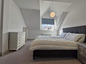 5 bedrooms, desk, iron/ironing board, free WiFi