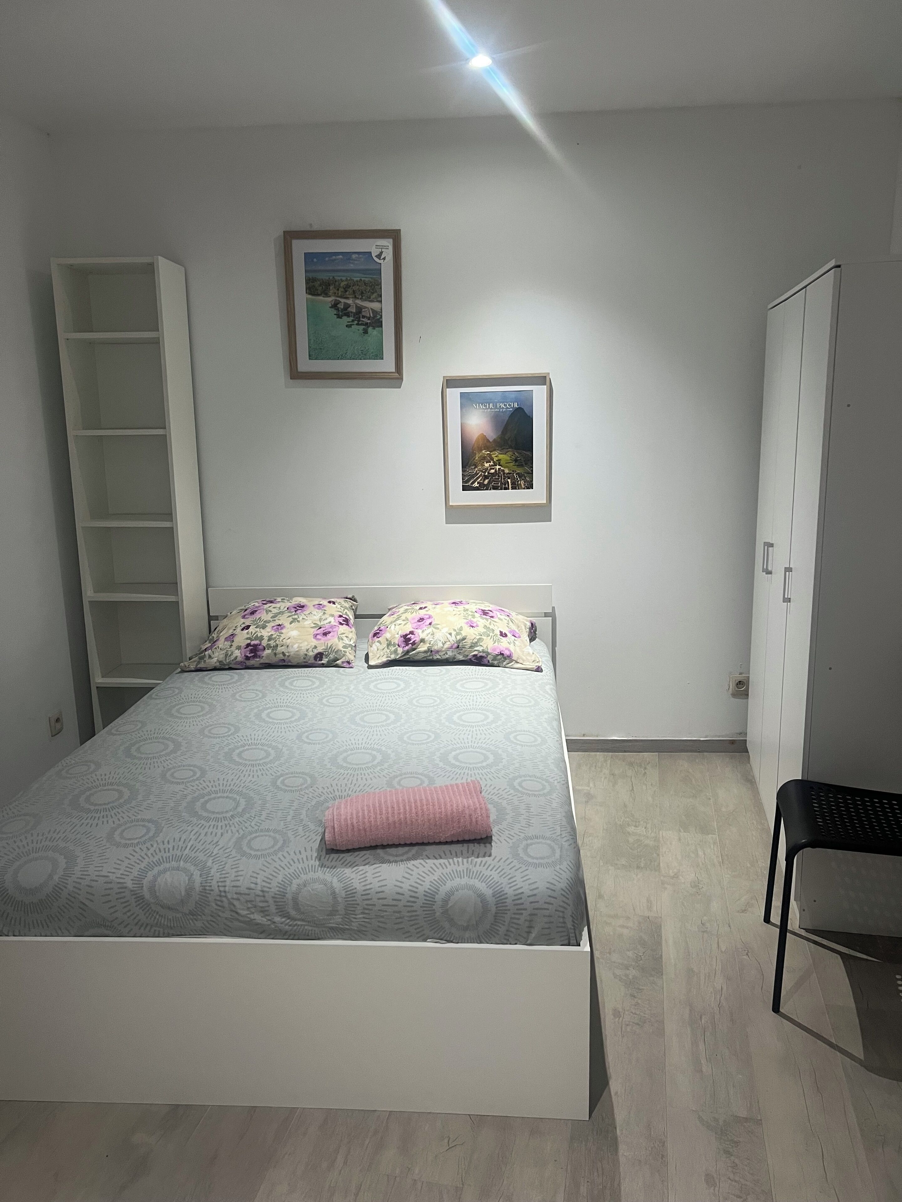 1 chambre, fer et planche à repasser, accès Internet, draps fournis