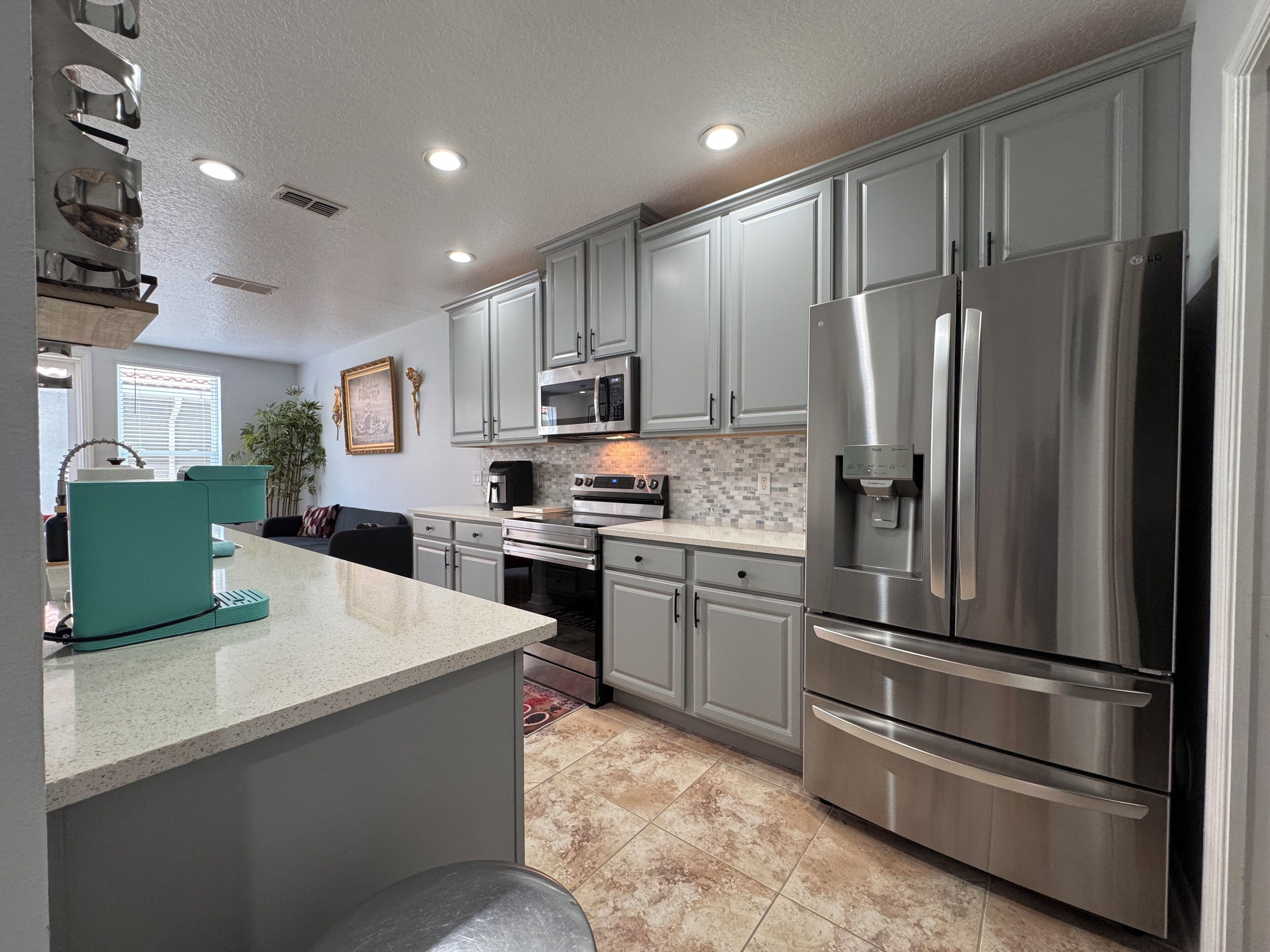 Mikrobølgeovn, ovn, kokeplater og oppvaskmaskin