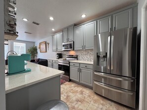 Microondas, horno, placa de cocina y lavavajillas