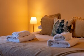 4 quartos, ferros/tábuas de passar roupa, berço de viagem