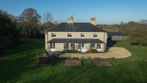 Exterior - Hawthorne Traditional Farmhouse (Bockhampton)