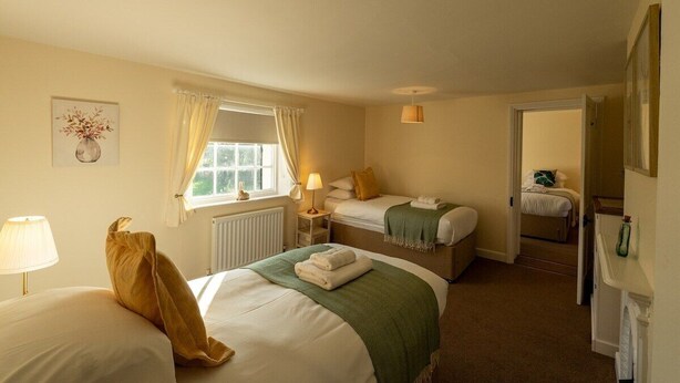 4 bedrooms, iron/ironing board, travel cot, free WiFi - Hawthorne Traditional Farmhouse (Bockhampton)