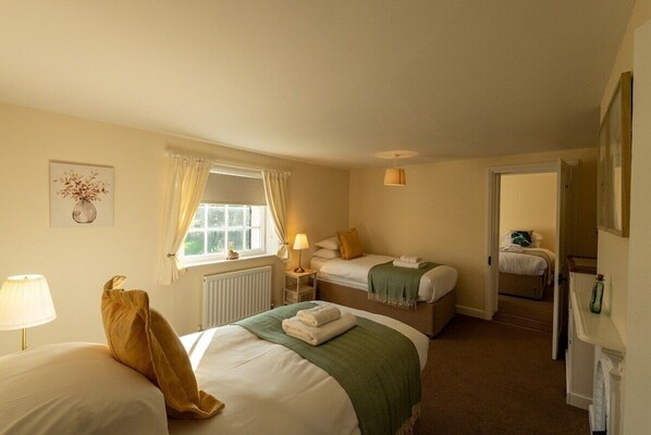 4 habitaciones, tabla de planchar con plancha y cuna de viaje 