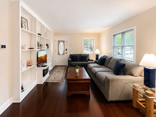 Smart TV, DVD player, stereo - Spacious Brick Home - Sleeps 8 - Near Downtown (Milford)