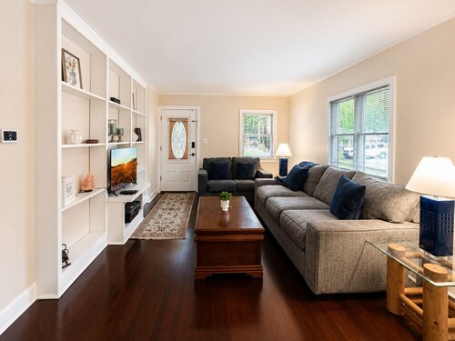 Spacious Brick Home - Sleeps 8 - Near Downtown