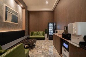 A modern hotel lobby with a seating area, a coffee machine, and a vending machine. - Incheon BrownDot Hotel Guwol (Incheon)