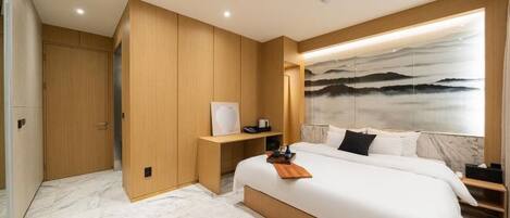 Une chambre moderne avec un grand lit, un lambris en bois, un sol en marbre et une œuvre d’art accrochée au mur.