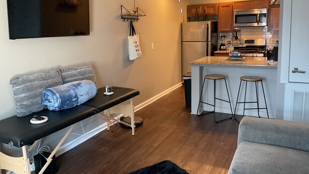 Smart TV, books - Charming 1BR Getaway with Pool, Patio, Free Parking & Pet Friendly (San Antonio)