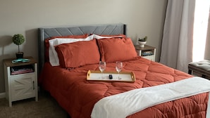 1 bedroom, iron/ironing board, WiFi (free), bed sheets - Charming 1BR Getaway with Pool, Patio, Free Parking & Pet Friendly (San Antonio)