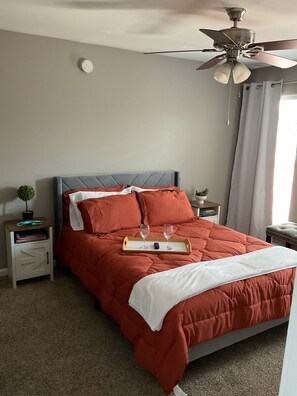 1 habitación, tabla de planchar con plancha, wifi gratis y ropa de cama