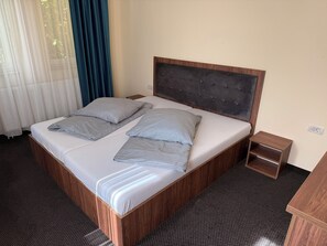 デラックス ダブルルーム コートヤードビュー | デスク、ノートパソコン用作業スペース、WiFi (無料)