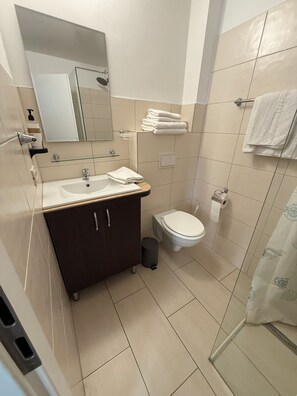 デラックス トリプルルーム コートヤードビュー | バスルーム | シャワー、ヘアドライヤー、タオル、シャンプー