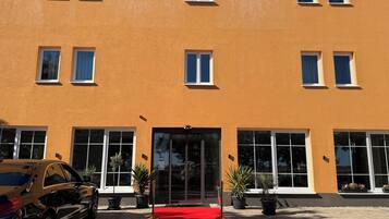 Deluxe Single Room, Courtyard View | Desk, laptop workspace, free WiFi