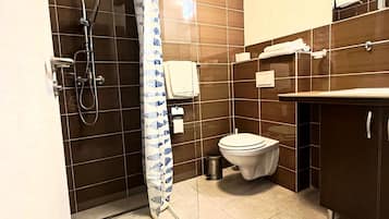 Deluxe szoba kétszemélyes ággyal, kilátással az udvarra | Fürdőszoba | Zuhanyzó, hajszárító, törölközők és sampon