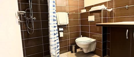 Deluxe-Doppelzimmer, Blick auf den Innenhof | Badezimmer | Dusche, Haartrockner, HandtĂŒcher, Shampoo