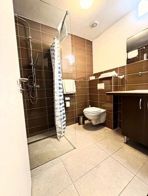 Deluxe Double Room, Courtyard View | Bathroom | Shower, hair dryer, towels, shampoo