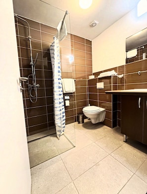 Deluxe Double Room, Courtyard View | Bathroom | Shower, hair dryer, towels, shampoo