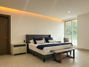 Tabla de planchar con plancha, wifi y ropa de cama