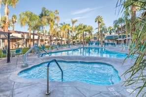 Outdoor pool - Cozy 1-bedroom resort with AC, fitness room & pool in beautiful Palm Springs (Palm Springs)