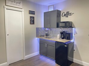 Kjøleskap, mikrobølgeovn, kaffetrakter/tekoker og brødrister