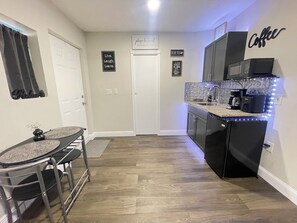 Kjøleskap, mikrobølgeovn, kaffetrakter/tekoker og brødrister