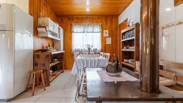 Cabana Da Neblina - Urubici | Private kitchen | Mini-fridge, cookware/dishes/utensils, dining tables