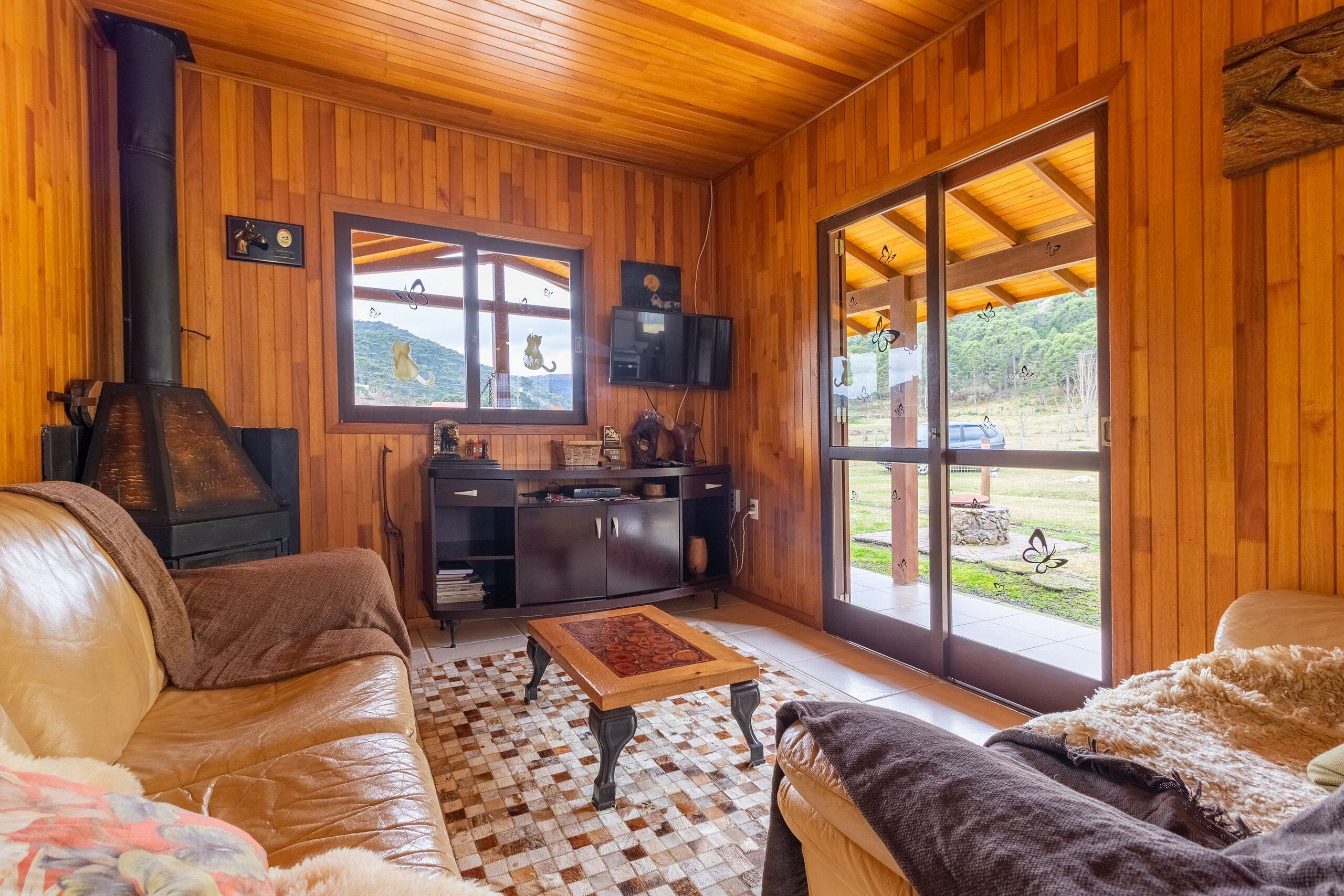 Cabana Da Neblina - Urubici | Living area | 42-inch Smart TV with digital channels, Netflix, pay movies