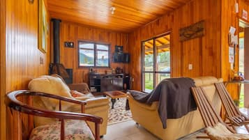 Cabana Da Neblina - Urubici | Living area | 42-inch Smart TV with digital channels, Netflix, pay films