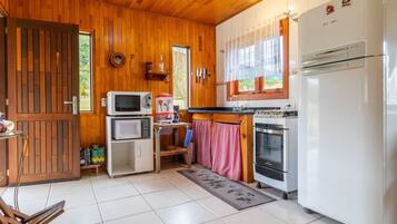 Cabana Da Neblina - Urubici | Eigene Küche | Mini-Kühlschrank, Kochgeschirr/Geschirr/Besteck, Esstisch