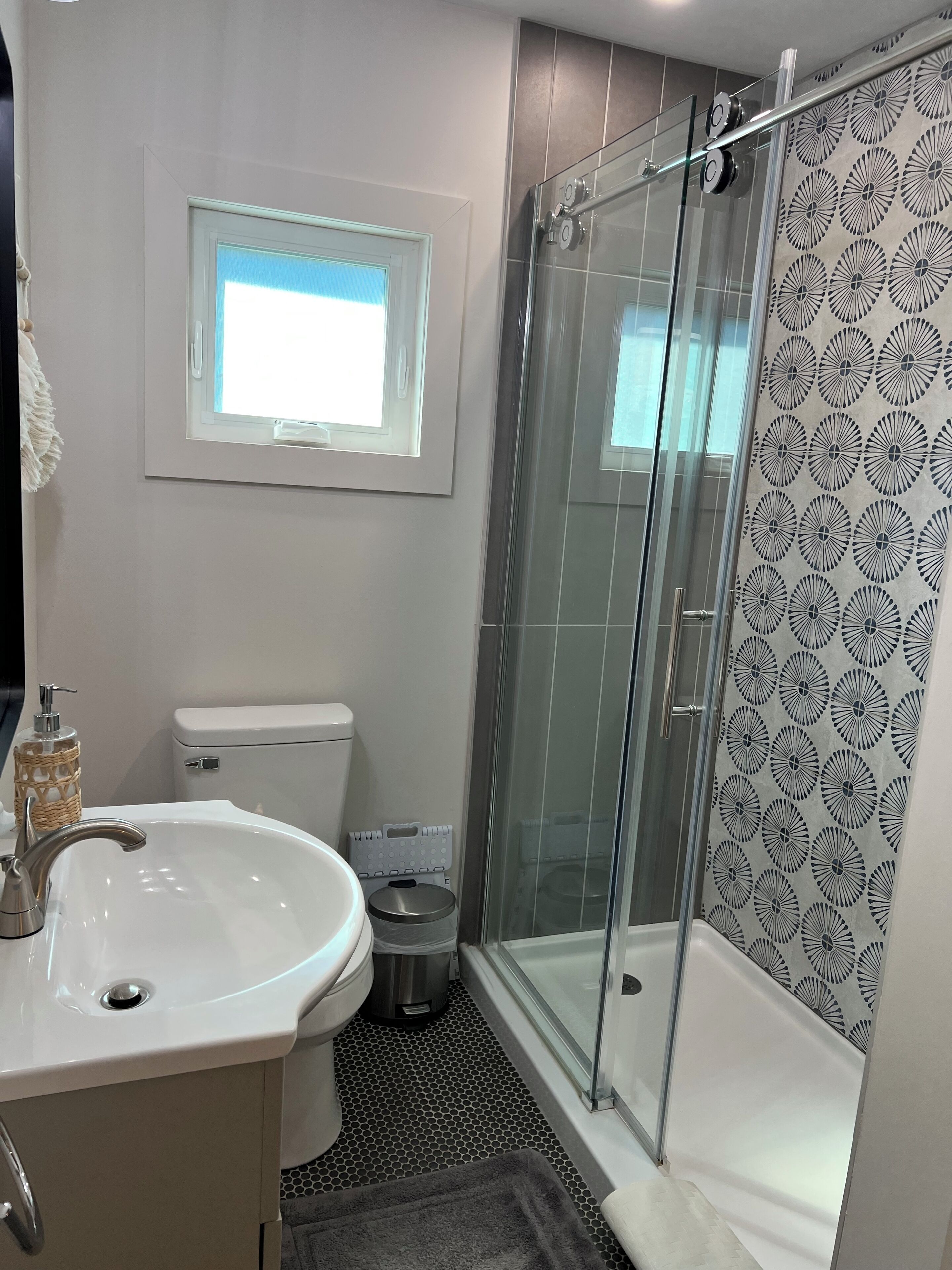 Douche, séchoir à cheveux, serviettes fournies, savon