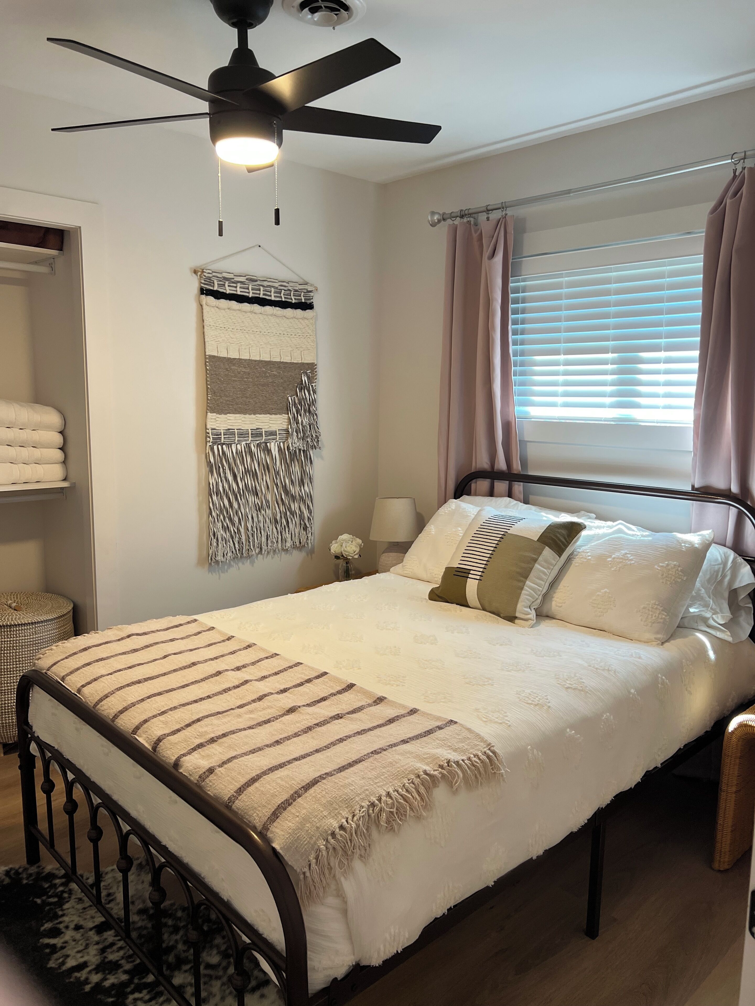 2 makuuhuonetta, tallelokero huoneessa, silitysrauta/-lauta