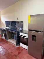 Refrigerador, microondas, horno, placa de cocina