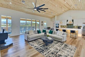 Smart TV, chimenea, futbolito y tenis de mesa 