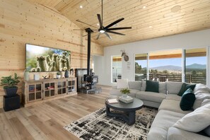 TV connectée, cheminée, baby-foot, table de tennis de table