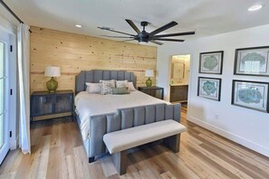 4 bedrooms, in-room safe, desk, iron/ironing board