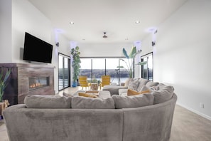 Smart TV, chimenea y futbolito