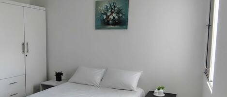 3 habitaciones, tabla de planchar con plancha, wifi y ropa de cama