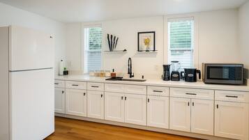 Een koelkast, een magnetron, een koffiezetapparaat/waterkoker