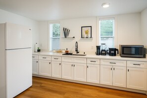 Een koelkast, een magnetron, een koffiezetapparaat/waterkoker