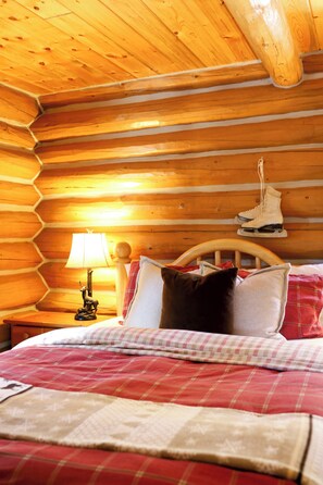 4 bedrooms, iron/ironing board, WiFi, bed sheets - Cozy Cabin- Hot Tub - Game Room- Sauna! (Fairplay)
