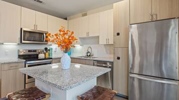 Een koelkast, een magnetron, een oven, een kookplaat