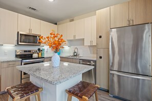 冷蔵庫、電子レンジ、オーブン、コンロ