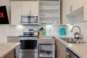 Refrigerador, microondas, horno y parrilla de estufa
