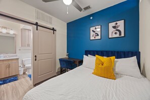 1 habitación, escritorio, tabla de planchar con plancha y cuna de viaje