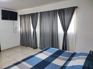 3 bedrooms, desk, free WiFi, bed sheets
