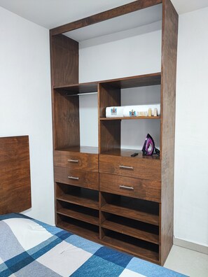 3 bedrooms, desk, free WiFi, bed sheets