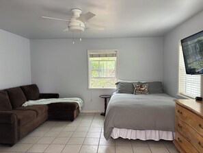 1 bedroom, iron/ironing board, WiFi, bed sheets - Private studio in Redondo Beach - steps from the beach (Redondo Beach)